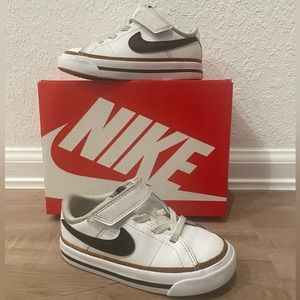 Nike Court Legacy(TDV)White/Desert Ochre/Gum Light Brown/Black
Style: DA5382-102